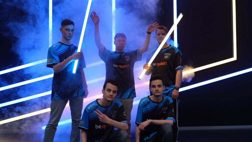 Team with light props