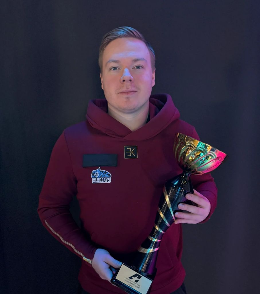 Trophy portrait red hoodie