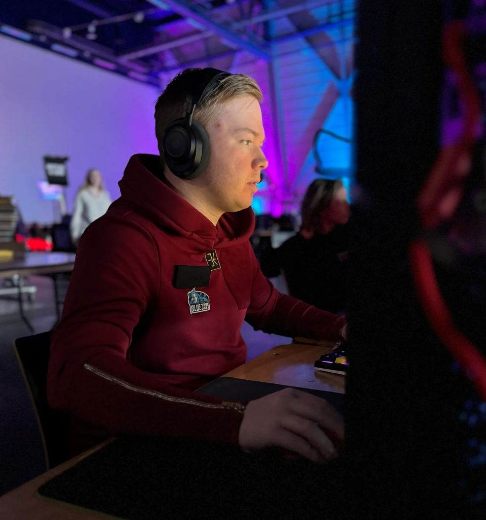 Red hoodie player setup